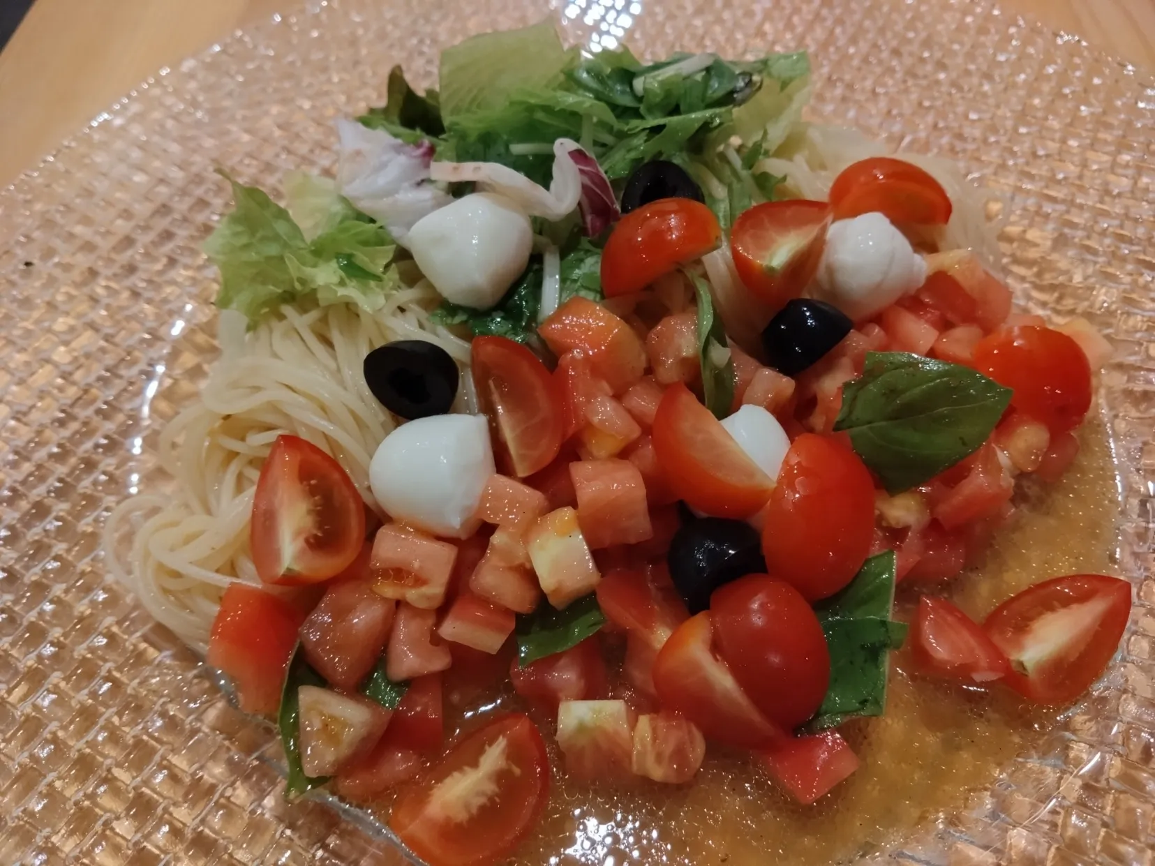 トマトとモッツアレラチーズの冷製カッペリーニ